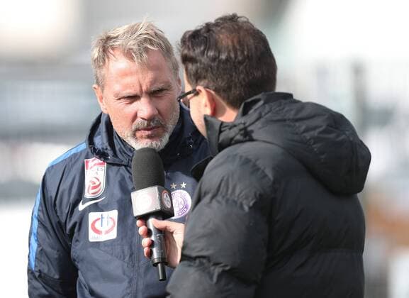 SOCCER - EL, A.Wien vs Roma, preview STEINBRUNN,AUSTRIA,02.NOV.16 - SOCCER - UEFA Europa League, group stage, FK Austria Wien vs AS Roma, preview, training of A.Wien. Image shows head coach Thorsten Fink (A.Wien) and AS Roma TV. GEPAxpictures xChristianxOrt