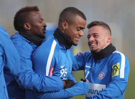 Bilder des Tages - SPORT SOCCER - EL, A.Wien vs Roma, preview STEINBRUNN,AUSTRIA,02.NOV.16 - SOCCER - UEFA Europa League, group stage, FK Austria Wien vs AS Roma, preview, training of A.Wien. Image shows Olarenwaju Kayode, Felipe Pires and Lucas Venuto (A.Wien). GEPAxpictures xChristianxOrt