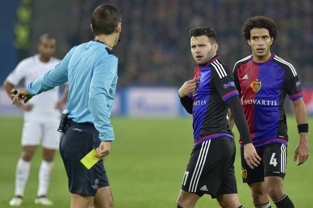 V.l.n.r. Schiedsrichter Ovidiu Hategan, ROM, Renato Steffen, Omar Gaber, FCB, FC Basel - Paris Saint Germain, Champions League, Fussball, 01.11.2016 