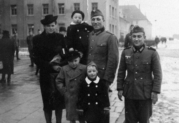 Uwe Seeler, 85. Geburtstag am 5. November Uwe SEELER unten li., Deutschland, Fussball, als Kind mit seiner Familie, Vater Erwin, Mutter Anni, Bruder Dieter und Schwester Gertrud, Familienfoto, privat, zivil, s w Â