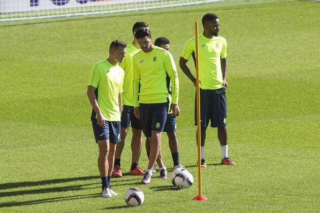 Villarreal CF s players Cherysev (L), Soriano and Bakambo take part in a training session held in Villarreal, Spain, 02 November 2016. Villarreal CF will face Osmanlispor FK in a UEFA Europa League groups strage soccer match on 03 November. EFE Domenech Castello Villarreal CF training session !ACHTUNG: NUR REDAKTIONELLE NUTZUNG!  GRA048 20161102-636136893563383348