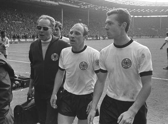 Uwe Seeler, 85. Geburtstag am 5. November Fußball, WM 1966, Finale in Wembley, England - Deutschland 4-2 n.V. 55SN_WM66FINALE.jpg Endspiel Finale der Fussball Weltmeisterschaft WM 1966 im Londoner Wembleystadion England - Bundesrepublik Deutschland 4:3, Masseur Erich DEUSER, die Spieler Uwe SEELER und Franz BECKENBAUER (von links) gehen vom Platz, Querformat, SW-Aufnahme, 30.07.1966.