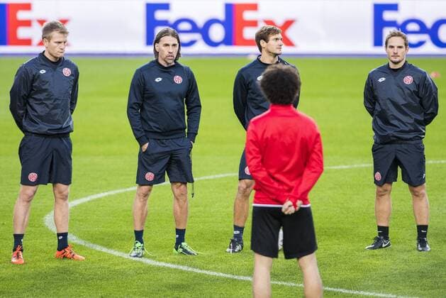 Mainz head coach Swiss Martin Schmidt (2L) pictured during a training session of German soccer club 1. FSV Mainz 05, Wednesday 02 November 2016 in Brussels. Tomorrow Mainz is playing the fourth game of the group stage of the Europa League competition against Belgian team RSC Anderlecht, in the group C. LAURIExDIEFFEMBACQ  x04971230x