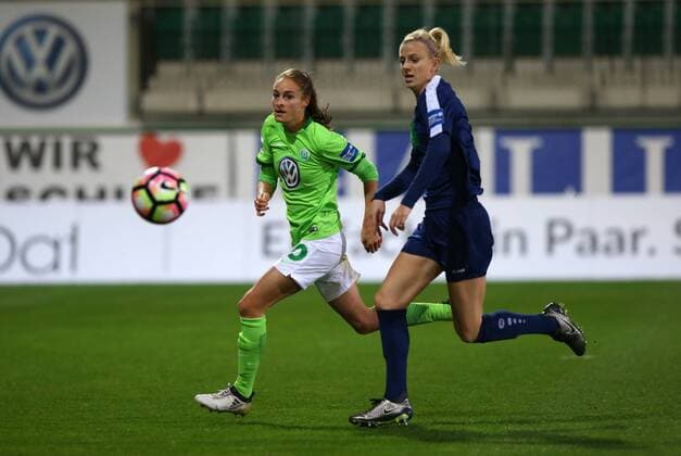 VfL vs Potsdam, Frauen Wolfsburg, Deutschland. 02.11.2016, FUßBALL - VfL Wolfsburg vs 1. FFC Turbine Potsdam, 1. Allianz Frauen Bundesliga, Saison 2016-17. Bild zeigt: Tesse Wullaert (VfL Wolfsburg), Johanna Elsig (Turbine Potsdam) Wolfsburg