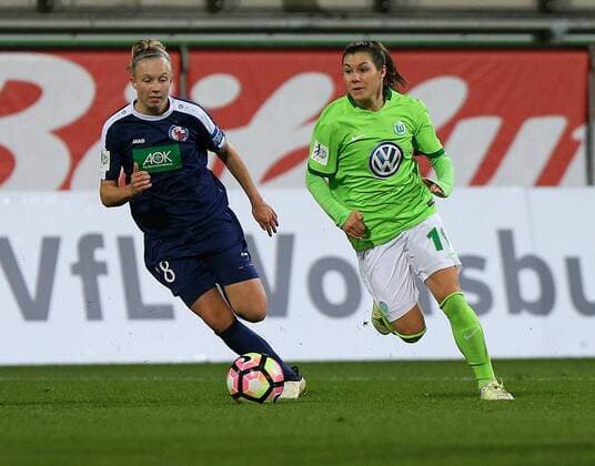 VfL vs Potsdam, Frauen Wolfsburg, Deutschland. 02.11.2016, FUßBALL - VfL Wolfsburg vs 1. FFC Turbine Potsdam, 1. Allianz Frauen Bundesliga, Saison 2016-17. Bild zeigt: Laura Lindner (Turbine Potsdam), Ramona Bachmann (VfL Wolfsburg) Wolfsburg