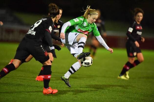 Bild v.L. Lisa Schwab (Bayer 04 Leverkusen) (19) - Nadja Kleinikel (Borussia Mönchengladbach) (8) stoppt Ball, Allianz Frauen-Bundesliga : Bayer 04 Leverkusen - Borussia Mönchengladbach, xmkx