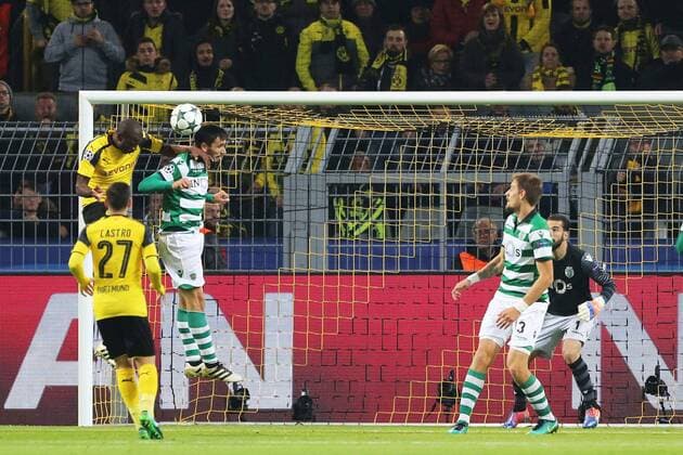 v.li.:Tor zum 1:0 Adrian Ramos (Borussia Dortmund) Adrian Ramos (Borussia Dortmund) Paulo Oliveira (Sporting Lissabon), Fussball, UEFA Champions League, Borussia Dortmund - Sporting Lissabon, xtvx