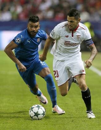 Sevilla s Spanish midfielder Vitolo (R) fights for the ball with Dinamo s Algerian striker El Arabi Hilal Soudani during the UEFA Champions league 4th round groups phase match between Sevilla and Dinamo Zagreb at Ramon Sanchez Pizjuan stadium in Seville, Andalusia, Spain, 02 November 2016. SEVILLA VS. DINAMO ZAGREB !ACHTUNG: NUR REDAKTIONELLE NUTZUNG!  SEV001 20161102-636137186121038237