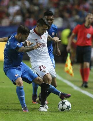Sevilla s Spanish midfielder Vitolo (R) fights for the ball with Dinamo s Slovenian defense Petar Stojanovic during the UEFA Champions league 4th round groups phase match between Sevilla and Dinamo Zagreb at Ramon Sanchez Pizjuan stadium in Seville, Andalusia, Spain, 02 November 2016. SEVILLA VS. DINAMO ZAGREB !ACHTUNG: NUR REDAKTIONELLE NUTZUNG!  SEV001 20161102-636137186738798237