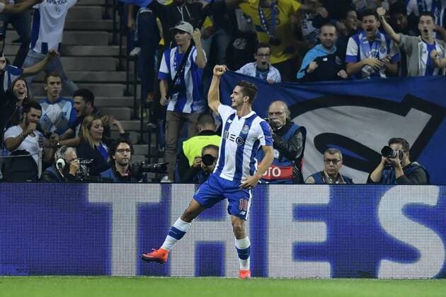 PORTO, PORTUGAL - NOVEMBER 2 : Andre Silva of FC Porto celebrates scoring the opening goal during the Champions League Group H stage match of FC Porto against Club Brugge at the Estadio do Dragao on November 02, 2016 in Porto, Portugal, 2 11 2016 FOOTBALL : FC Porto vs FC Bruges - Ligue des Champions - 02 11 2016 Photonews Panoramic  665586651