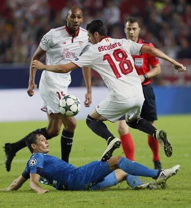 Fußball, CL, FC Sevilla - Dinamo Zagreb Sevilla s Spanish defense Sergio Escudero (R) fights for the ball with Dinamo s Argentinian player Leonardo Sigali during the UEFA Champions league 4th round groups phase match between Sevilla and Dinamo Zagreb at Ramon Sanchez Pizjuan stadium in Seville, Andalusia, Spain, 02 November 2016. SEVILLA VS. DINAMO ZAGREB !ACHTUNG: NUR REDAKTIONELLE NUTZUNG!  SEV001 20161102-636137195662376818