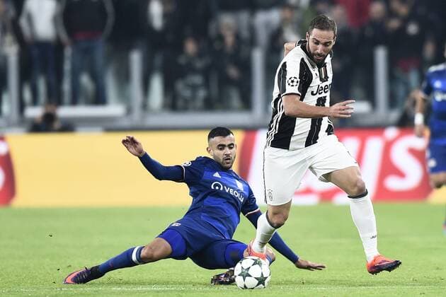 Fußball, CL, Juventus Turin - Olympique Lyon Champions League 2016 2017 Juventus Turin - Olympique Lyon Rachid Ghezzal-Gonzalo Higuain 
