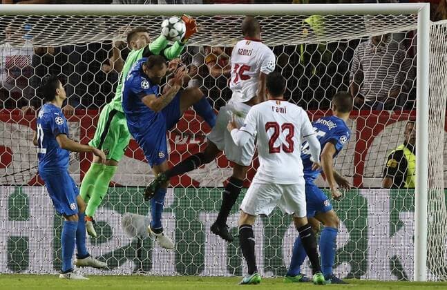 Bilder des Tages - SPORT Fußball, CL, FC Sevilla - Dinamo Zagreb Sevilla s French midfielder Seteven N Zonzi (3L), goes for a header against Dinamo s Dominik Livakovic (2L) during the UEFA Champions league 4th round groups phase match between Sevilla and Dinamo Zagreb at Ramon Sanchez Pizjuan stadium in Seville, Andalusia, Spain, 02 November 2016. SEVILLA VS. DINAMO ZAGREB !ACHTUNG: NUR REDAKTIONELLE NUTZUNG!  SEV001 20161102-636137203503460290
