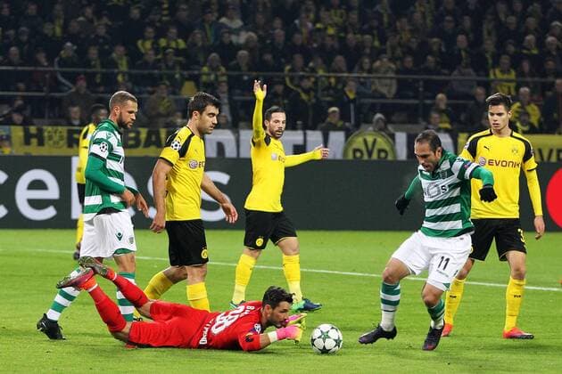 v.li.: Torwart Roman Bürki (Borussia Dortmund) Bruno Cesar (Sporting Lissabon), Fussball, UEFA Champions League, Borussia Dortmund - Sporting Lissabon, xtvx
