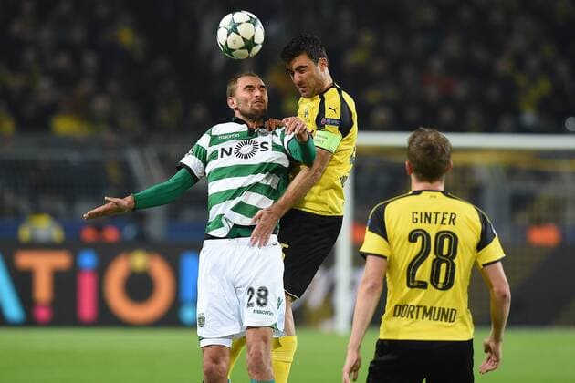 Fußball Champions League Gruppenphase 4. Spieltag Borussia Dortmund - Sporting Lissabon am 02.11.2016 im Signal Iduna Park in Dortmund Bas Dost ( Lissabon ), links - Sokratis Papastathopoulos ( Dortmund ), rechts xRx