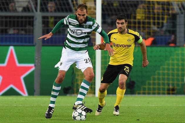 Fußball Champions League Gruppenphase 4. Spieltag Borussia Dortmund - Sporting Lissabon am 02.11.2016 im Signal Iduna Park in Dortmund Bas Dost ( Lissabon ), vorne - Sokratis Papastathopoulos ( Dortmund ), hinten xRx