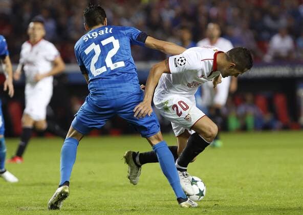 Fußball, CL, FC Sevilla - Dinamo Zagreb Sevilla s midfielder Vitolo Machin (R) fights for the ball with Dinamo s Argentinian Leonardo Sigali during the UEFA Champions league 4th round groups phase match between Sevilla and Dinamo Zagreb at Ramon Sanchez Pizjuan stadium in Seville, Andalusia, Spain, 02 November 2016. SEVILLA VS. DINAMO ZAGREB !ACHTUNG: NUR REDAKTIONELLE NUTZUNG!  SEV001 20161102-636137219659165998