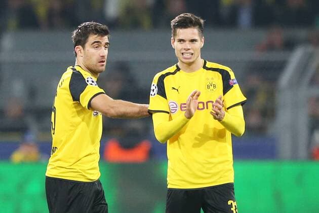 v.li.: Sokratis (Borussia Dortmund) Julian Weigl (Borussia Dortmund) gibt Anweisungen, gestikuliert, mit den Armen gestikulieren , Fussball, UEFA Champions League, Borussia Dortmund - Sporting Lissabon, xtvx