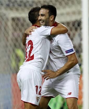 Sevilla s French striker Ben Yedder (L) celebrates his fourth goal with teammate Adil Rami during the UEFA Champions league 4th round groups phase match between Sevilla and Dinamo Zagreb at Ramon Sanchez Pizjuan stadium in Seville, Andalusia, Spain, 02 November 2016. SEVILLA VS. DINAMO ZAGREB !ACHTUNG: NUR REDAKTIONELLE NUTZUNG!  SEV001 20161102-636137241869478174