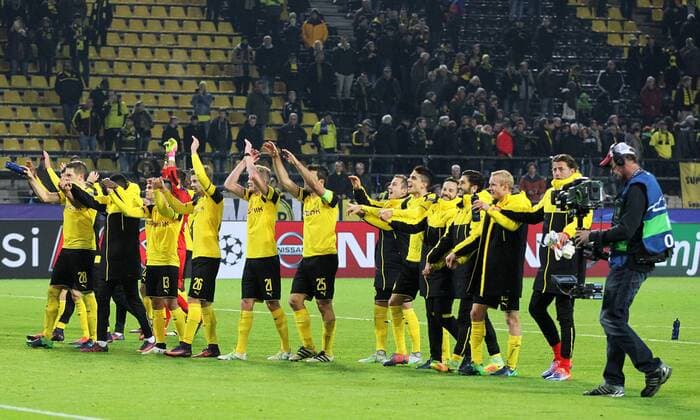 v.li.: nach dem Spiel Mannschaft Dortmund Emotionen, Freude, Jubel, Begeisterung, Triumph, Fussball, UEFA Champions League, Borussia Dortmund - Sporting Lissabon, xtvx