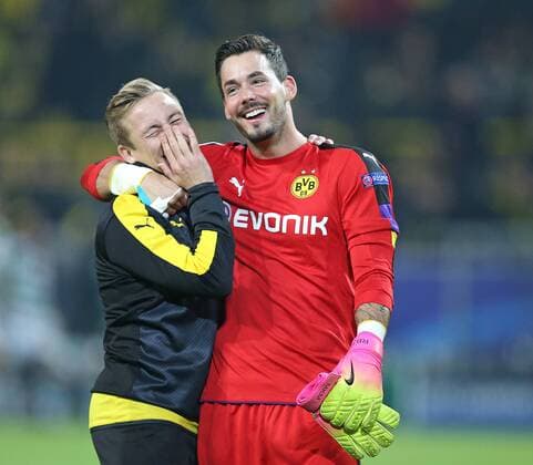 02.11.2016, Fussball Champions-League 2016 2017, Vorrunde 4.Spieltag, Borussia Dortmund - Sporting Lissabon, im Signal-Iduna-Park Dortmund. Schlussjubel v.l. Felix Passlack (Dortmund) und Torwart Roman Bürki (Dortmund) 