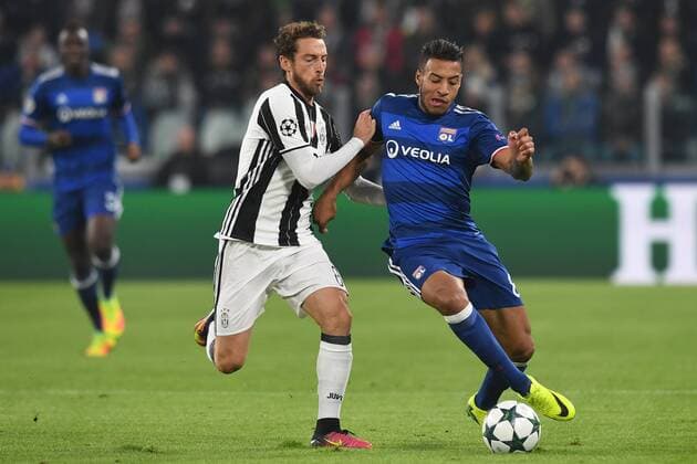 02.11.2016. Juventus Stadium, Turin, Italy. Champions League Football. Juventus versus Olympique Lyonnais. Corentin Tolisso amd Claudio Marchisio fight for the ball xPierpaoloxPiciuccox  ActionPlus11806968
