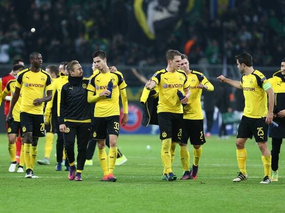 Mittwoch 02.11.2016, Saison 2016 2017, UEFA Champions League, Vorrunde Gruppenphase, 4. Spieltag im Dortmunder Signal Iduna Park, BVB 09 Borussia Dortmund - Sporting CP Lissabon, Dortmunder Jubel nach Abpfiff: Adrian Ramos (BVB), Felix Passlack (BVB), Julian Weigl (BVB), Matthias Ginter (BVB), , Lukasz Piszczek (BVB) und Sokratis Papastathopoulos (BVB), v.l.