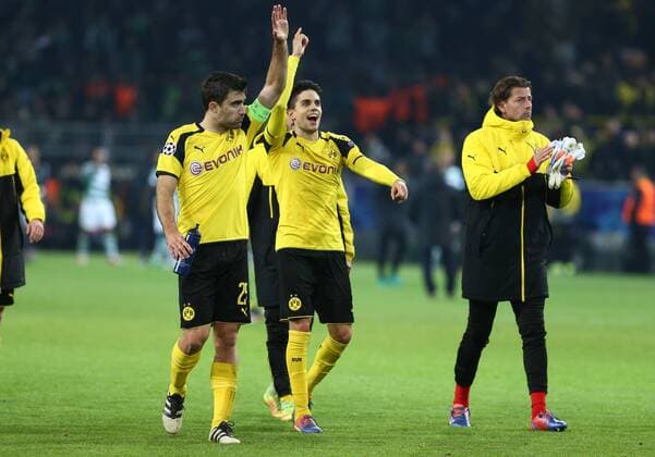 Mittwoch 02.11.2016, Saison 2016 2017, UEFA Champions League, Vorrunde Gruppenphase, 4. Spieltag im Dortmunder Signal Iduna Park, BVB 09 Borussia Dortmund - Sporting CP Lissabon, Dortmunder Jubel nach Abpfiff: Sokratis Papastathopoulos (BVB), Marc Bartra (BVB) und Roman Weidenfeller (Torwart, BVB), v.l.