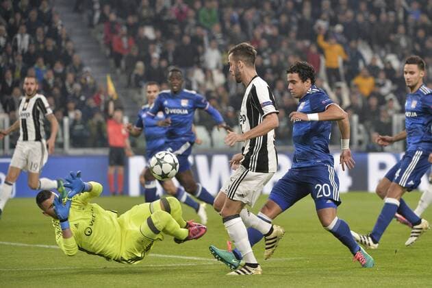 (161103) -- TURIN, Nov. 2, 2016 -- Juventus Miralem Pjanic (C) vies with Lyon s goalkeeper Anthony Lopes during the UEFA Champions League football match between Juventus and Lyon in Turin, Italy, Nov. 2, 2016. The match ended with a 1-1 draw. ) (SP)ITALY-TURIN-SOCCER-UEFA CHAMPIONS LEAGUE AlbertoxLingria 