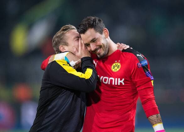 Nach dem Spiel: Freude bei Felix Passlack und Torwart Roman Buerki (vl beideDOR) Fussball international: UEFA Championsleague Saison 2016 2017, Gruppenspiel: Borussia Dortmund - Sporting Lissabon in Dortmund, Deutschland am 02.11.2016,