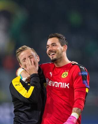 Nach dem Spiel: Freude bei Felix Passlack und Torwart Roman Buerki (vl beideDOR) Fussball international: UEFA Championsleague Saison 2016 2017, Gruppenspiel: Borussia Dortmund - Sporting Lissabon in Dortmund, Deutschland am 02.11.2016,