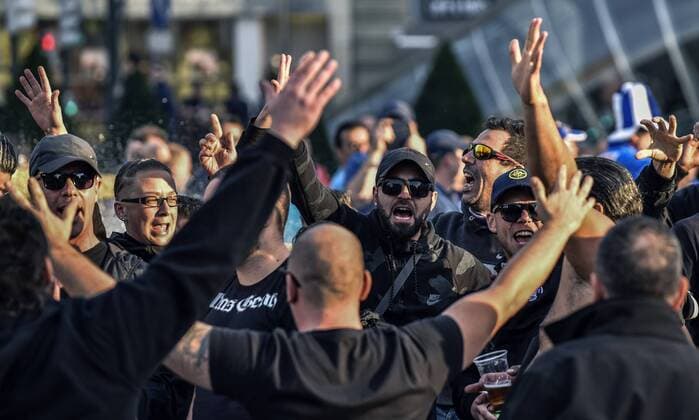 Several KRC Genk s supporters shout slogans in their way to San Mames Stadium to attend the UEFA Europa League s match against Athletic Club in Bilbao, Basque Country, northern Spain, 03 November 2016. EFE Miguel Tona Athletic Club vs KRC Genk !ACHTUNG: NUR REDAKTIONELLE NUTZUNG!  20161103-636137955959340429