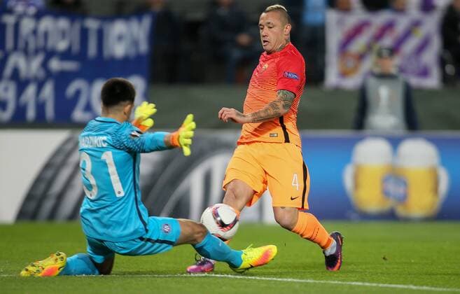 SOCCER - EL, A.Wien vs Roma VIENNA,AUSTRIA,03.NOV.16 - SOCCER - UEFA Europa League, group stage, FK Austria Wien vs AS Roma. Image shows Osman Hadzikic (A.Wien) and Radja Nainggolan (Roma). GEPAxpictures xMarioxKneisl