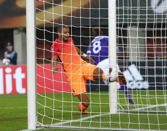 SOCCER - EL, A.Wien vs Roma VIENNA,AUSTRIA,03.NOV.16 - SOCCER - UEFA Europa League, group stage, FK Austria Wien vs AS Roma. Image shows Bruno Peres (Roma) and Olarenwaju Kayode (A.Wien).Keywords: goal. GEPAxpictures xChristianxOrt