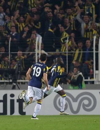 Fenerbahce s Moussa Sow celebrates his goal with his teammates during a UEFA European League, group A soccer match, between Fenerbahce and Manchester United ManU at Fenerbahce Ulker Arena in Istanbul, 3rd of November, 2016.(  Copyright: TolgaxAdanalix-xDepoxPhotos 15552891