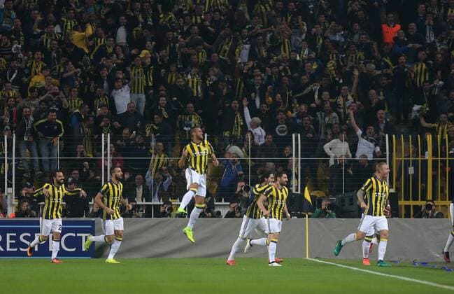 Fenerbahce players celebrate their teammate Moussa Sow s goal during a UEFA European League, group A soccer match, between Fenerbahce and Manchester United ManU at Fenerbahce Ulker Arena in Istanbul, 3rd of November, 2016.(  Copyright: TolgaxAdanalix-xDepoxPhotos 15552896
