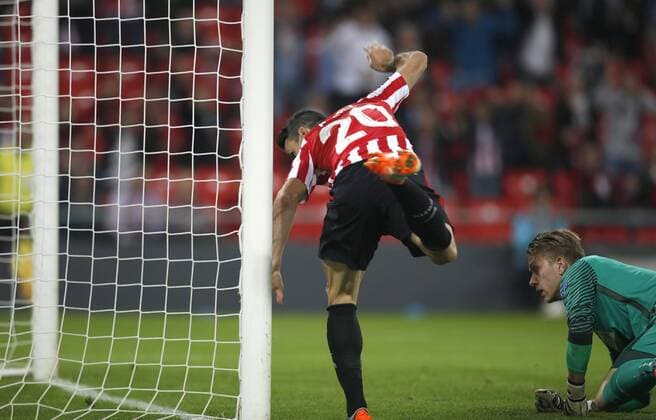Athletic Club s Aritz Aduriz (L) scores against KRC Genk during their UEFA Europa League s group F match at San Mames Stadium in Bilbao, Basque Country, northern Spain, 03 November 2016. ATHLETIC BILBAO VS. GENK !ACHTUNG: NUR REDAKTIONELLE NUTZUNG!  BIL001 20161103-636137986676408342