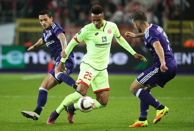 Anderlecht s Nicolae-Claudiu Stanciu and Mainz midfielder Jean-Philippe Gbamin fight for the ball during a soccer game between Belgian team RSC Anderlecht and German club 1. FSV Mainz 05, Thursday 03 November 2016 in Brussels, the fourth game of the group stage of the Europa League competition in the group C. VIRGINIExLEFOUR  x04971674x