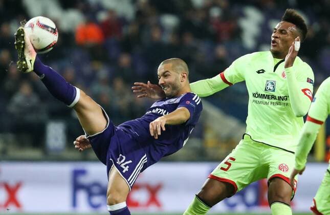 Anderlecht s Sofiane Hanni and Mainz midfielder Jean-Philippe Gbamin fight for the ball during a soccer game between Belgian team RSC Anderlecht and German club 1. FSV Mainz 05, Thursday 03 November 2016 in Brussels, the fourth game of the group stage of the Europa League competition in the group C. VIRGINIExLEFOUR  x04971677x