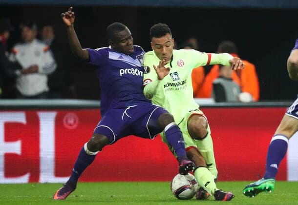 Anderlecht s Frank Acheampong and Mainz midfielder Karim Onisiwo fight for the ball during a soccer game between Belgian team RSC Anderlecht and German club 1. FSV Mainz 05, Thursday 03 November 2016 in Brussels, the fourth game of the group stage of the Europa League competition in the group C. VIRGINIExLEFOUR  x04971678x