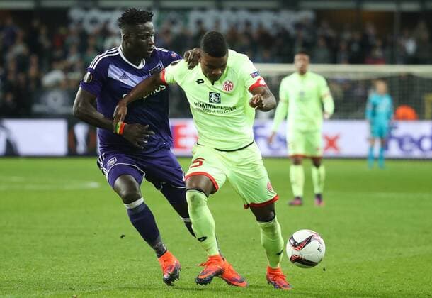Anderlecht s Kara Mbodji and Mainz forward Jhon Cordoba fight for the ball during a soccer game between Belgian team RSC Anderlecht and German club 1. FSV Mainz 05, Thursday 03 November 2016 in Brussels, the fourth game of the group stage of the Europa League competition in the group C. VIRGINIExLEFOUR  x04971682x