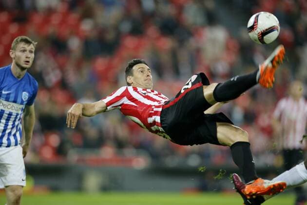Athletic Club s Aritz Aduriz (R) in action against KRC Genk s Jakub Barbec during their UEFA Europa League s group F match at San Mames Stadium in Bilbao, Basque Country, northern Spain, 03 November 2016. ATHLETIC BILBAO VS. GENK !ACHTUNG: NUR REDAKTIONELLE NUTZUNG!  BIL001 20161103-636138002004103208