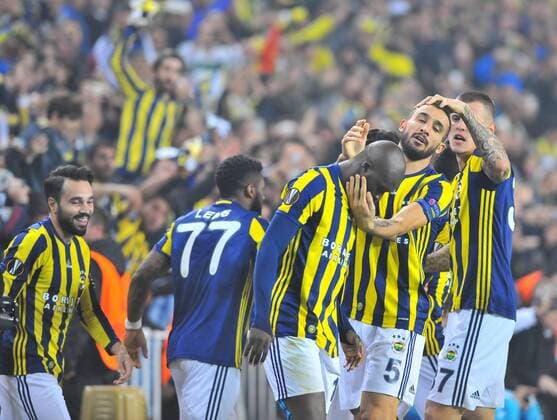 Fenerbahce s Moussa Sow celebrates his goal with his teammates during a UEFA European League, group A soccer match, between Fenerbahce and Manchester United ManU at Fenerbahce Ulker Arena in Istanbul, 3rd of November, 2016. (  Copyright: AzizxUzunx-xDepoxPhotos 15552916