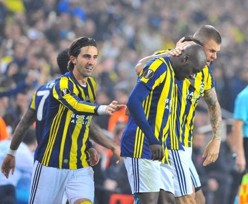 Fenerbahce s Moussa Sow celebrates his goal with his teammates during a UEFA European League, group A soccer match, between Fenerbahce and Manchester United ManU at Fenerbahce Ulker Arena in Istanbul, 3rd of November, 2016. (  Copyright: AzizxUzunx-xDepoxPhotos 15552919