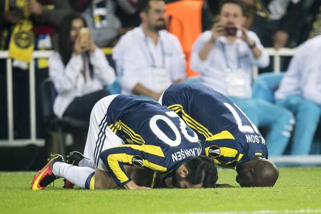 Themen der Woche - SPORT Bilder des Tages - SPORT (L-R) Volkan Sen of Fenerbahce, Moussa Sow of Fenerbahceuring the UEFA Europa Leaguegroup A match between Fenerbahce and Manchester United ManU on November 3, 2016 at the Sukru Saracoglu stadium in Istanbul, Turkey Fenerbahce SK v Manchester United UEFA Europa League 2016 2017 xVIxGerritxvanxKeulenxIVx 6516016