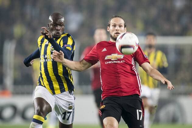 (L-R) Moussa Sow of Fenerbahce, Daley Blind of Manchester United ManU FCuring the UEFA Europa Leaguegroup A match between Fenerbahce and Manchester United on November 3, 2016 at the Sukru Saracoglu stadium in Istanbul, Turkey Fenerbahce SK v Manchester United UEFA Europa League 2016 2017 xVIxGerritxvanxKeulenxIVx 6516019