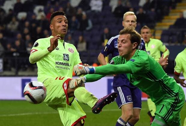 03.11.2016, xjhx, Fussball UEFA Europa League, RSC Anderlecht - FSV Mainz 05, emspor, v.l. Karim Onisiwo (FSV Mainz 05), Davy Roef (RSC Anderlecht) Anderlecht
