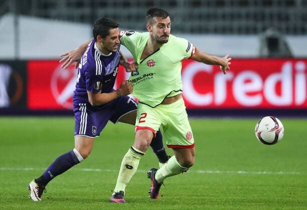 Anderlecht s Nicolae-Claudiu Stanciu and Mainz defender Giulio Donati fight for the ball during a soccer game between Belgian team RSC Anderlecht and German club 1. FSV Mainz 05, Thursday 03 November 2016 in Brussels, the fourth game of the group stage of the Europa League competition in the group C. VIRGINIExLEFOUR  x04971733x