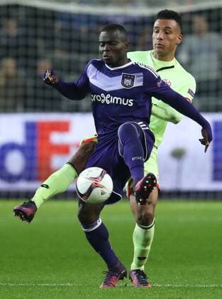 Anderlecht s Frank Acheampong and Mainz midfielder Karim Onisiwo fight for the ball during a soccer game between Belgian team RSC Anderlecht and German club 1. FSV Mainz 05, Thursday 03 November 2016 in Brussels, the fourth game of the group stage of the Europa League competition in the group C. VIRGINIExLEFOUR  x04971734x