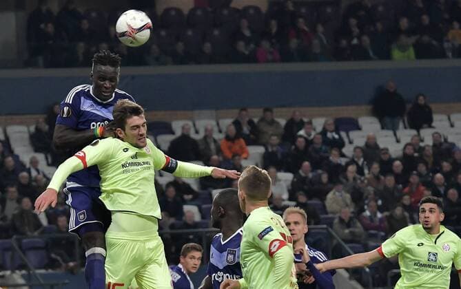xtwx, 03.11.2016, Fussball Europa League, RSC Anderlecht - FSV Mainz 05, Gruppe C - 4. Spieltag Mbodj Kara (RSC Anderlecht), Stefan Bell (Mainz) Brüssel